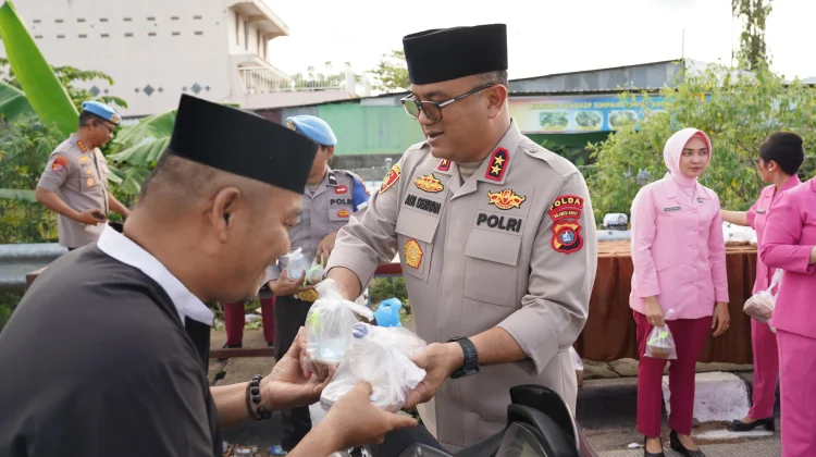 Kapolda Sulbar Bersama Bhayangkari Bagikan Paket Takjil