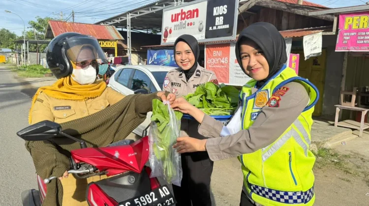 Ditlantas Polda Sulbar bagikan 100 Paket Sayur-Mayur ke Pengendara Tertib