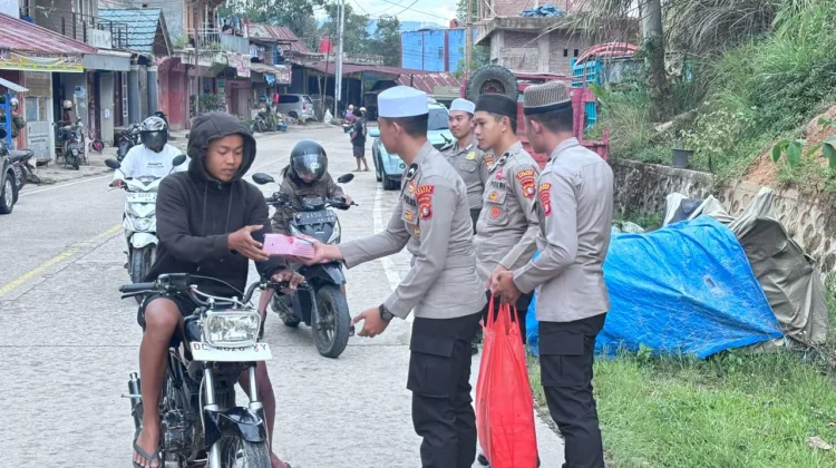 Berbagi Berkah, Polres Mamasa Bagikan Paket Takjil kepada Masyarakat