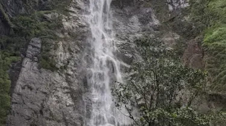Keindahan Air Terjun Sambabo di Mamasa