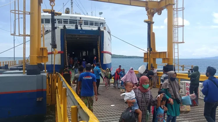 Jelang Lebaran, Penumpang di Pelabuhan Feri Mamuju Mulai Mengalami Peningkatan