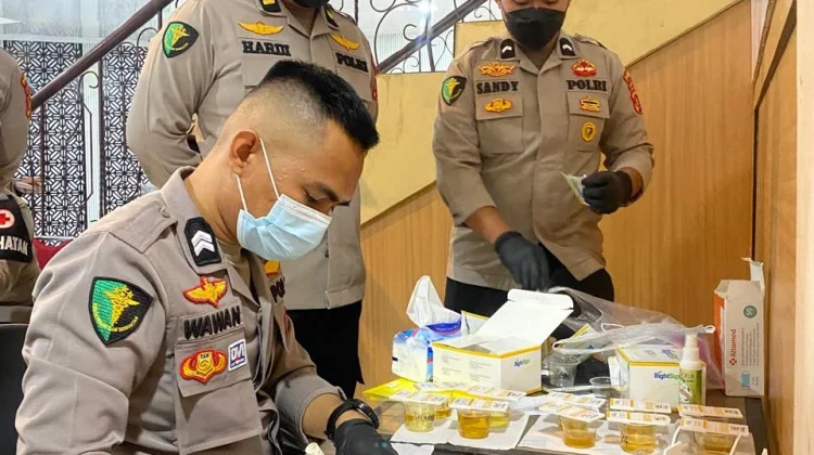 Polda Sulbar Gelar Pemeriksaan Urine Dadakan Kepada Seluruh Personel