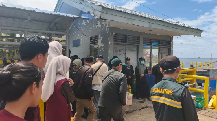 Ratusan Penumpang Kapal di Mamuju Tertib Bawa Sertifikat Karantina