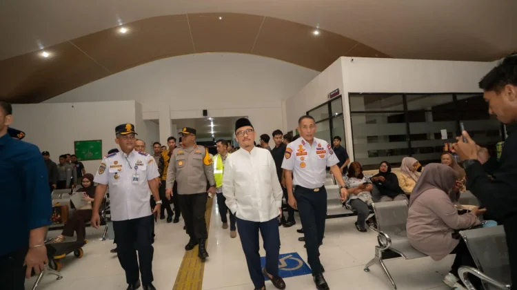 Gubernur Sulbar Pantau Arus Mudik di Terminal Mamuju, Pastikan Bus Layak Jalan