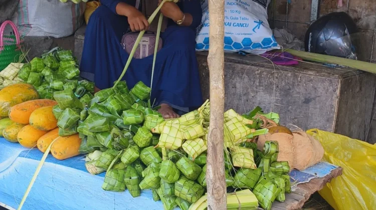 H-2 Lebaran, Penjual Ketupat Menjamur di Pasar Baru Mamuju
