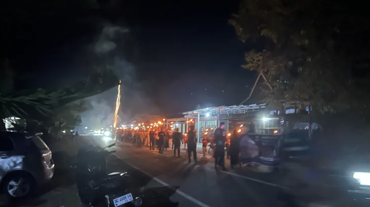 Warga Desa Lara Gelar Pawai Obor Sambut Idul Fitri 1447 H