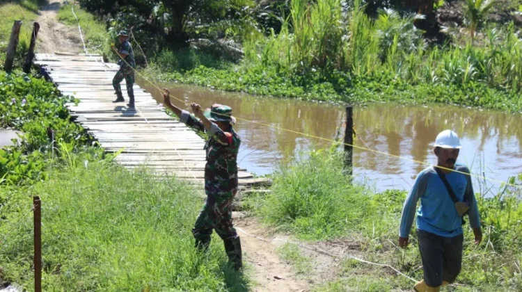 TNI Bersama Warga Bangun Jembatan Gantung