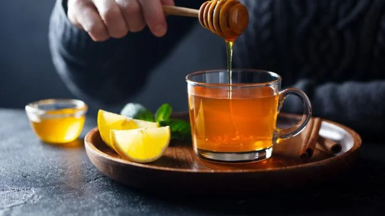 Manfaat Meminum Air Hangat Campur Madu di Pagi Hari
