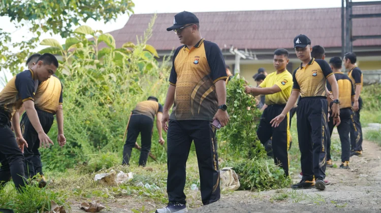 Peduli Lingkungan, Polda Sulbar Gelar Kerja Bakti dan Tanam Pohon