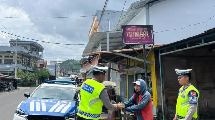 Ditlantas Polda Sulbar Bagikan Makanan Gratis Sasar Ojol dan Tukang Becak