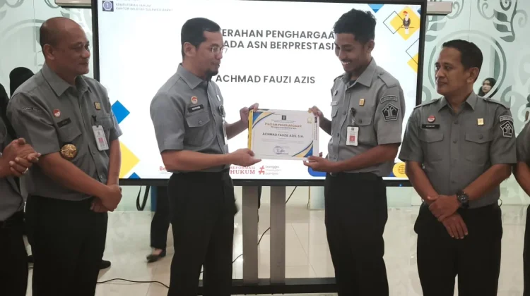Kakanwil Kemenkum Sulbar Serahkan Piagam Penghargaan Pegawai Teladan