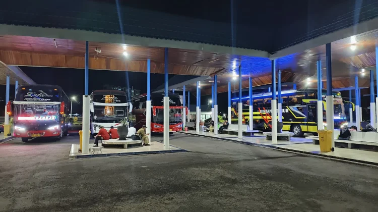 Belasan Ribu Masyarakat Mudik Menggunakan Bus Melalui Terminal Simbuang Mamuju