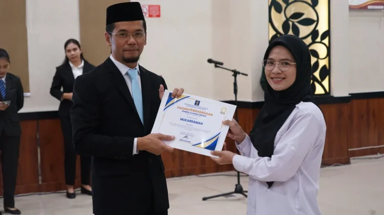 Kakanwil Kemenkum Sulbar Berikan Penghargaan bagi Pegawai Berprestasi
