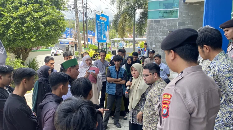 Protes Pasien "Beli Obat di Luar", Mahasiswa Geruduk BPJS Kesehatan Mamuju