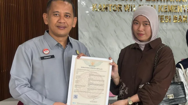 Kemenkum Sulbar Serahkan Sertifikat Hak Cipta kepada Mahasiswa Unika