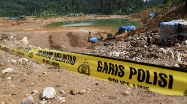 Polresta Mamuju Kembali Pasang Spanduk Larangan Tambang Ilegal di Kalumpang