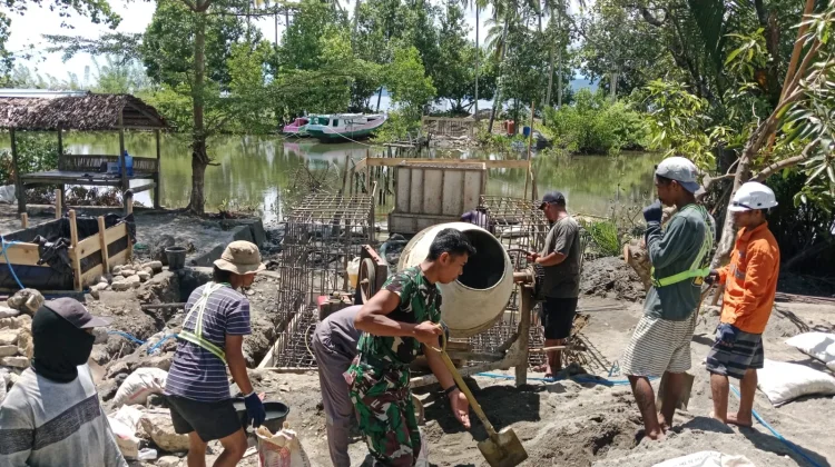 TNI bersama Warga Percepat Pembangunan Jembatan Garuda di Malunda