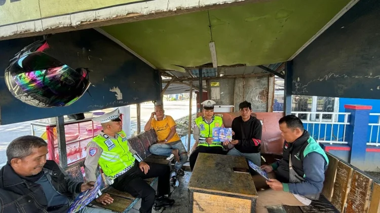 Ditlantas Polda Sulbar Bagikan Leaflet dan Edukasi Pengguna Jalan