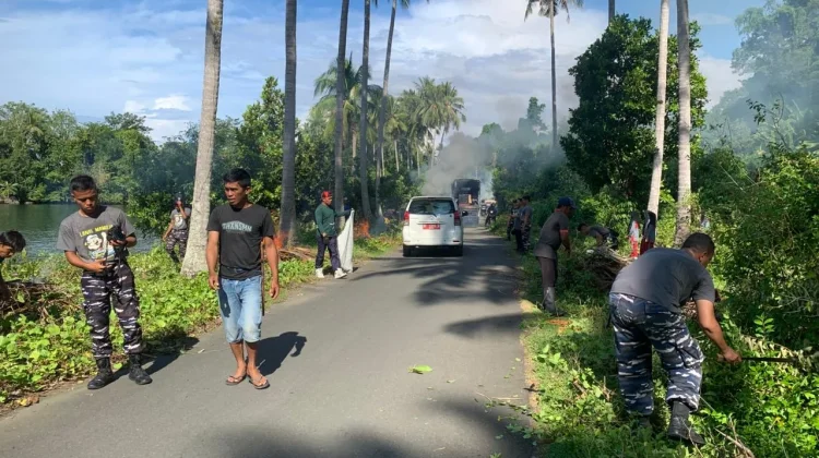 Aksi Bersih Pantai TNI AL Mamuju Edukasi Masyarakat Pesisir