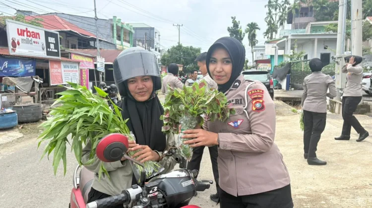 Ditlantas Polda Sulbar Dibagikan Hasil Panen Pangan Lestari ke Pengendara