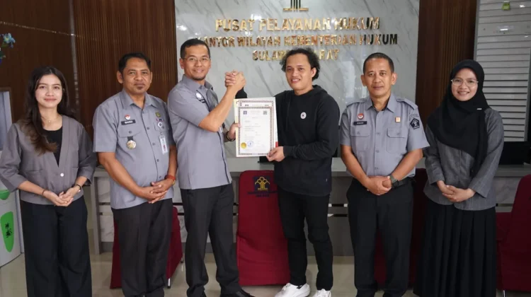 Kemenkum Sulbar Serahkan Sertifikat Apostille untuk Studi di Spanyol