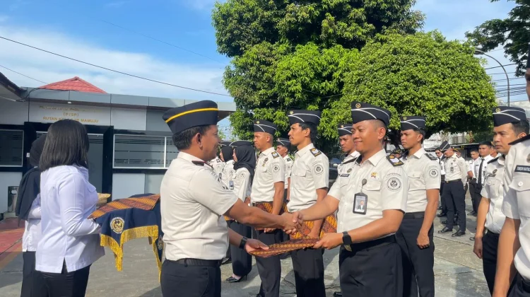 Karutan Mamuju Pimpin Upacara Kenaikan Pangkat Enam Belas Pegawai Rutan Mamuju