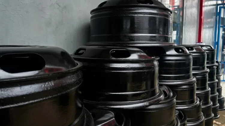Warga Binaan Rutan Mamuju Mandiri Produksi Velg Truk
