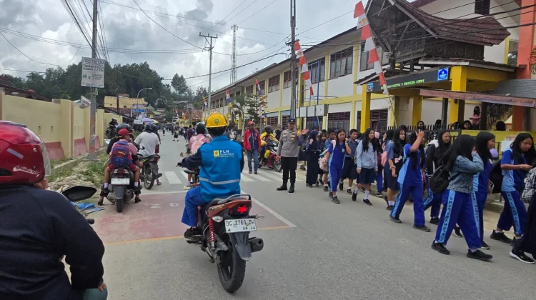 Polres Mamasa Atur Lalu Lintas di Titik Rawan Macet saat Jam Pulang Sekolah