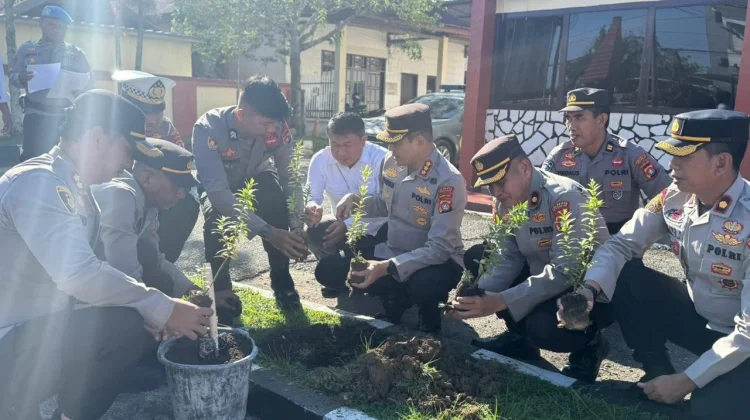 Polresta Mamuju Tanam Pohon Hadapi Dampak Cuaca Panas El Nino