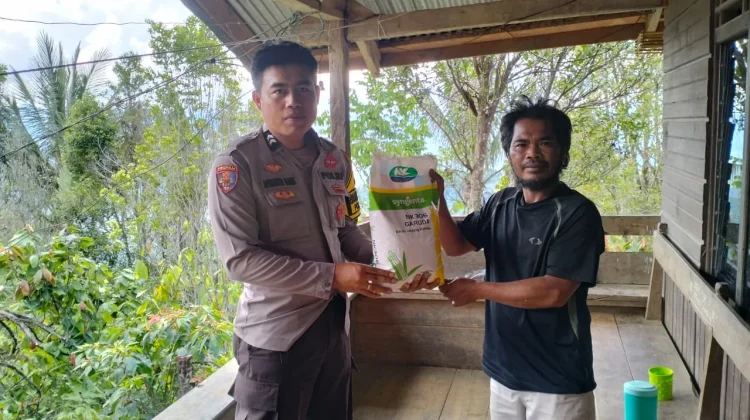 Dukung Ketahanan Pangan, Bhabinkamtibmas Pana Salurkan Bantuan Bibit jagung