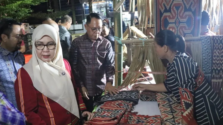 Dorong Perekonomian, Sekda Sulbar Ajak Masyarakat dan ASN Cintai Tenun Lokal