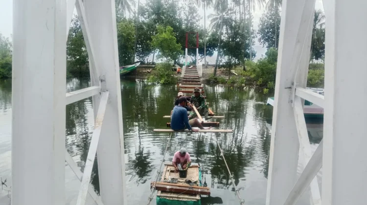 TNI dan Warga Bangun Jembatan Garuda di Malunda