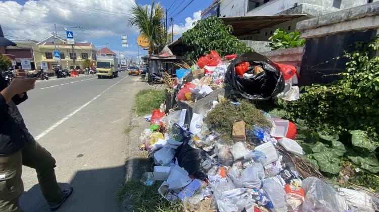 Tumpukan Sampah dalam Kota Mamuju Dampak Penutupan TPA Adi-Adi