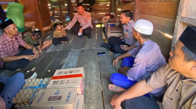 Polresta Mamuju Salurkan Bantuan untuk Dua Bersaudara yang Ditinggal Orang Tua