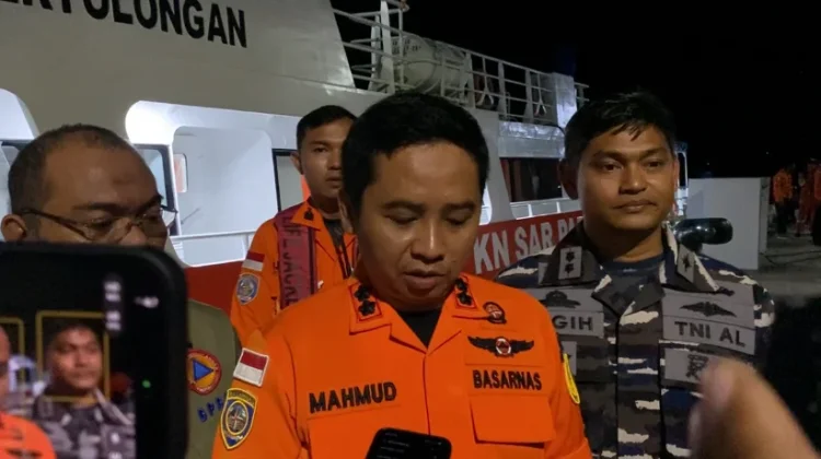Basarnas Mamuju Evakuasi ABK Kapal Ocean Galaxy di Perairan Selat Makassar