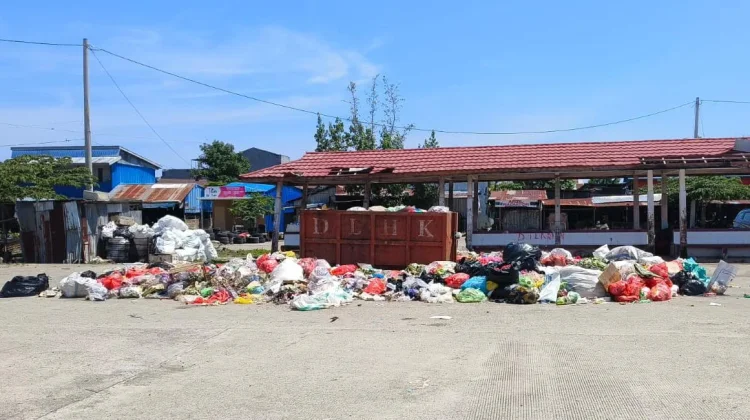 Sampah Menumpuk, Pedagang Pasar Baru Mamuju Keluhkan Bau Menyengat