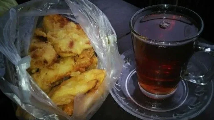 Hangatnya Pisang Goreng dan Teh di Tengah Hujan