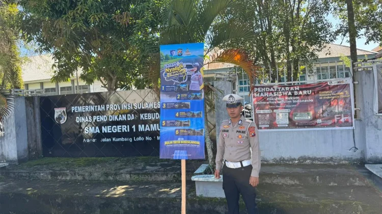 Angka Kecelakaan Tinggi, Polda Sulbar  Pasang Himbauan Tertib Lalu Lintas