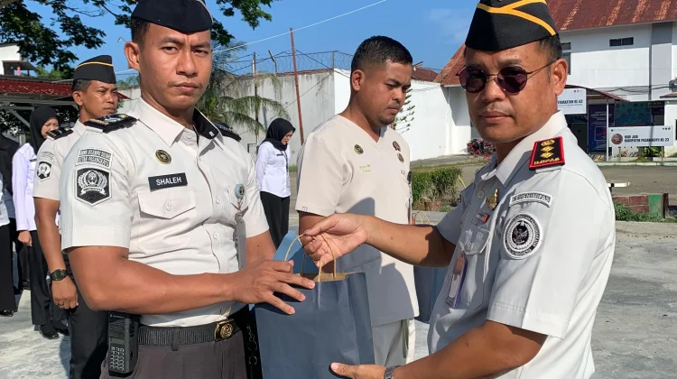 Rutan Pasangkayu Berikan Penghargaan Pegawai Teladan