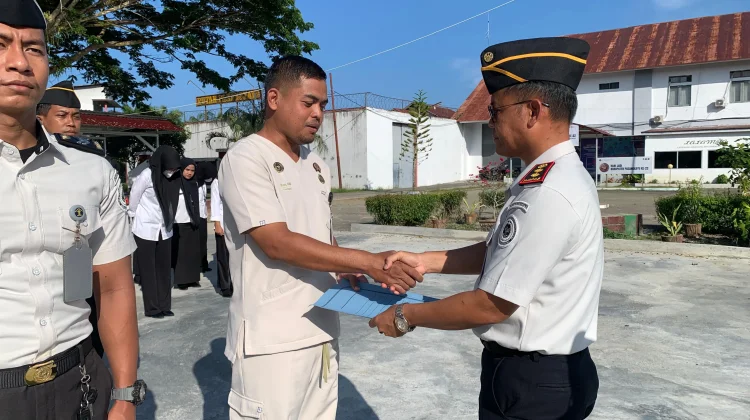 Rutan Pasangkayu Berikan Penghargaan Pegawai Teladan