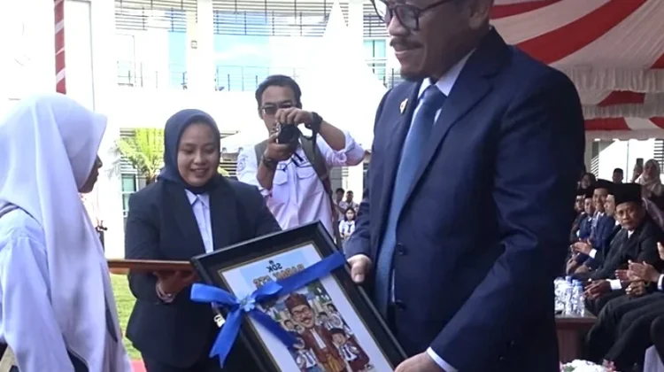 Hardiknas 2026, Gubernur Sulbar 'Jemput Bola' Kembalikan Anak Putus Sekolah ke Kelas