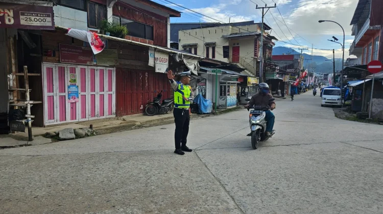 Satlantas Polres Mamasa Lakukan Pengamanan Lalu Lintas di Titik Strategis