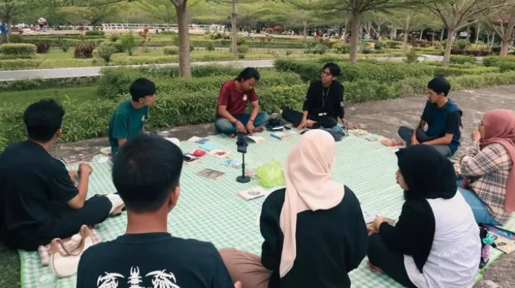 Lapak Buku Tomaka Ramaikan Alun-Alun Polewali Mandar