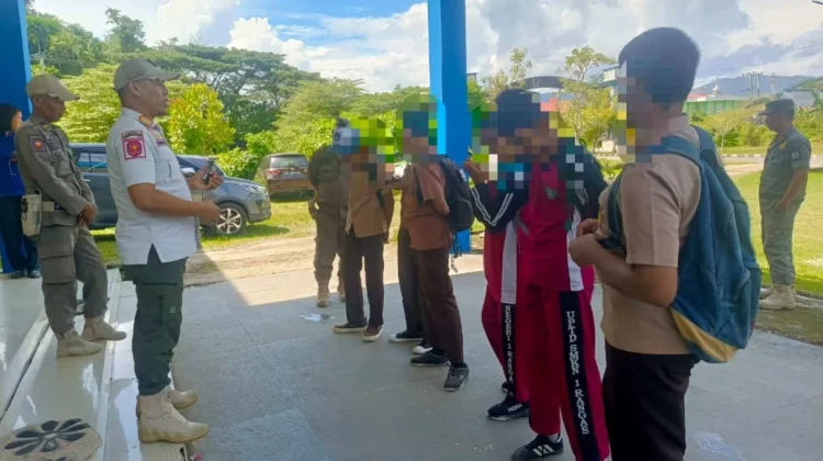 Satpol PP Jaring 6 Pelajar Bolos saat Jam Pelajaran di Mamuju