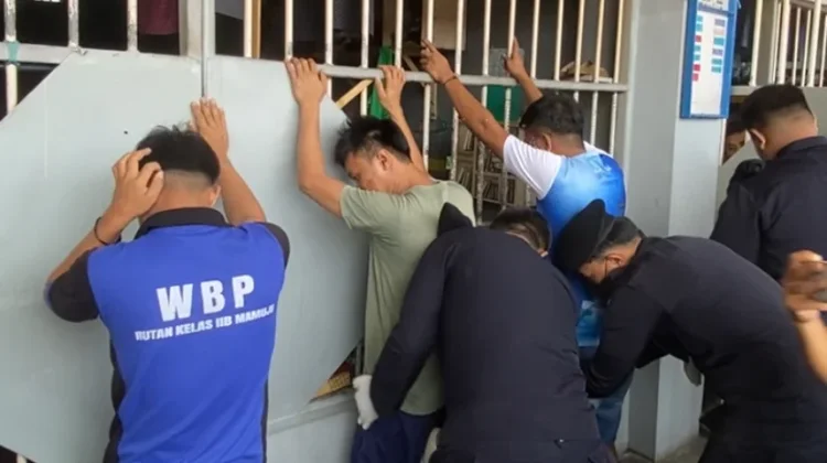 Rutan Mamuju Sterilisasi Blok Hunian dari Benda Tajam dan Kaca