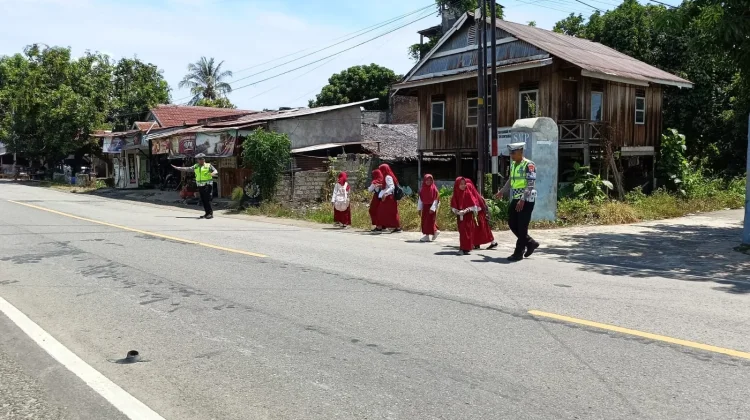Polantas Polda Sulbar Lakukan Pengaturan dan Edukasi Lalu Lintas di SD Inpres Auni