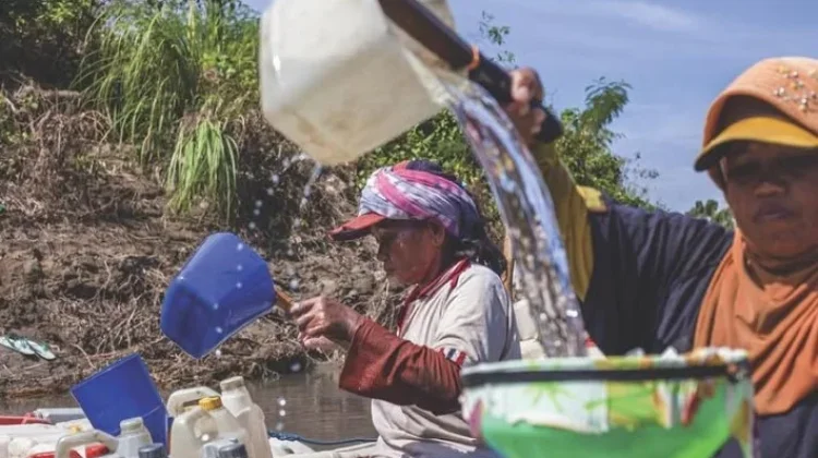 Perempuan Passau Uwai Mandar Pikul Beban Ganda di Sungai Mandar