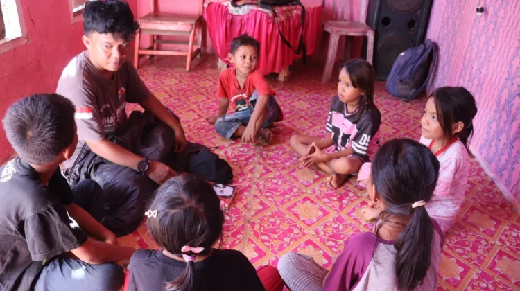 Relawan Desa Mengajar Bantu Tingkatkan Akses Belajar Anak Desa di Mamuju
