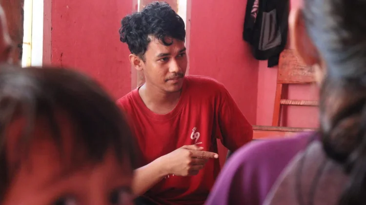 Berantas Buta Huruf, Relawan Desa Mengajar Dampingi Anak di Desa Bambu