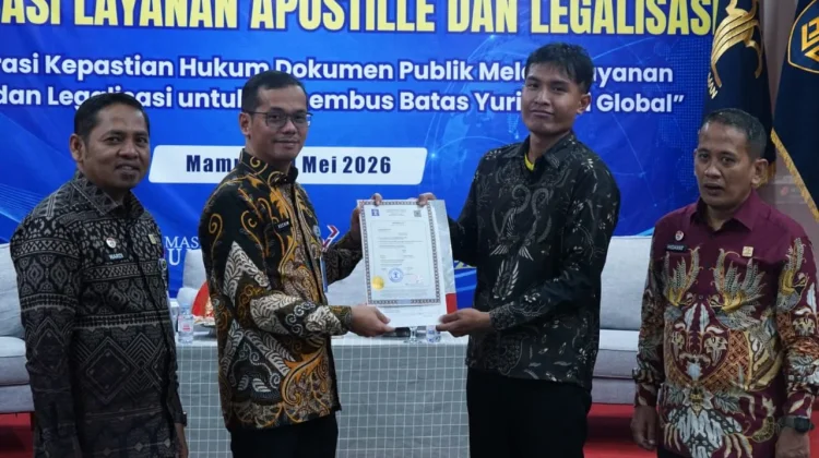 Serahkan Sertifikat Apostille, Kemenkum Sulbar Permudah Legalisasi Dokumen